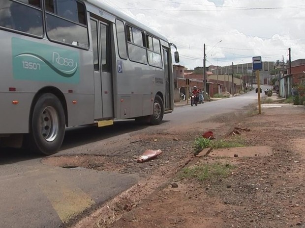 Ônibus circular também desvia de buracos em frente a ponto (Foto: Reprodução/ TV TEM)