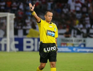 árbitro nielson nogueira (Foto: Aldo Carneiro / Pernambuco Press)