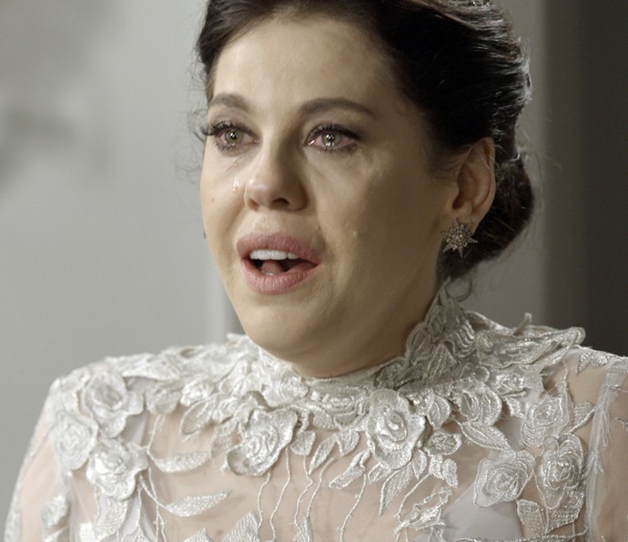 Nelita fica desconcertada com a revelação na frente da família (Foto: TV Globo)