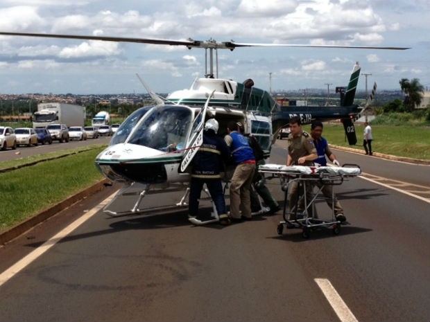 Dois ocupantes do carro foram retirados das ferragens e encaminhados de helicóptero para Londrina, no norte do Paranoa (Foto: Alberto D'Angele / RPC TV)