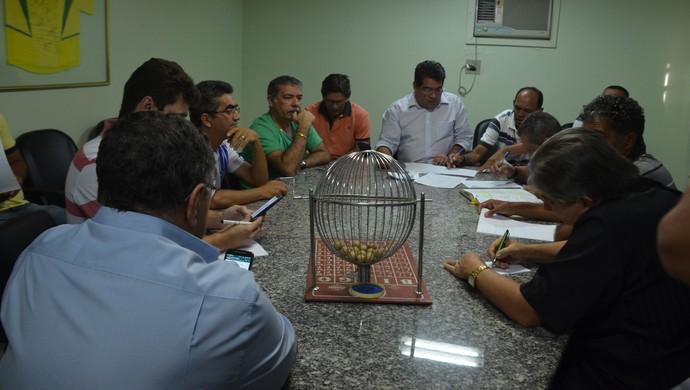 Reunião na Federação Paraibana de Futebol para definir as semifinais da 2ª divisão (Foto: Hévilla Wanderley / GloboEsporte.com/pb)