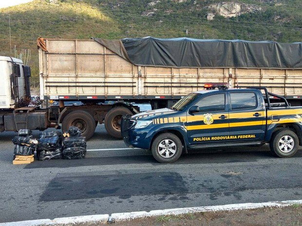 Caminhão onde seguiam pai e filho que foram flagrados com quase meia tonelada de maconha na Bahia (Foto: Divulgação/PRF)