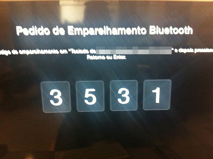 Digitando os números do emparelhamento no teclado Bluetooth (Foto: Marvin Costa/TechTudo)