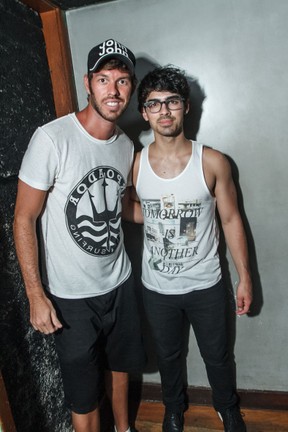 Produtor Diego Aguiar e Joe Jonas em bar no Rio (Foto: Marcos Samerson/ Agência We love Photo!)