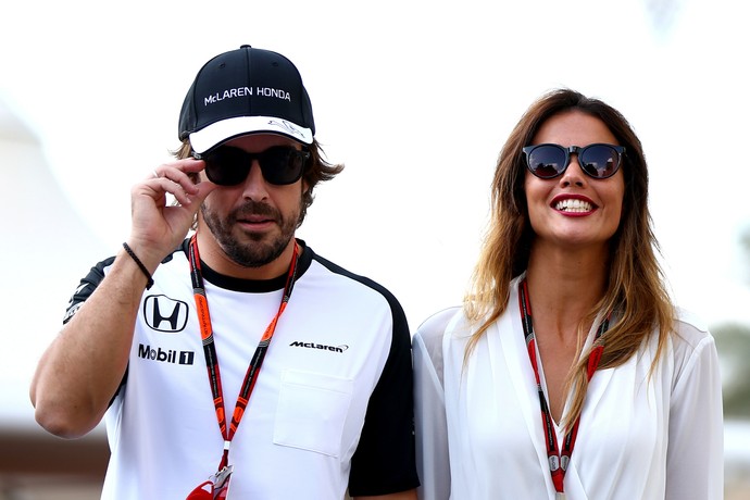 Fernando Alonso e a namorada Lara Alvarez no paddock de Yas Marina, neste sábado (Foto: Getty Images)