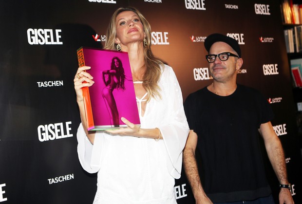 EGO - Gisele Bündchen Autografa Livros Em São Paulo - Notícias De Moda