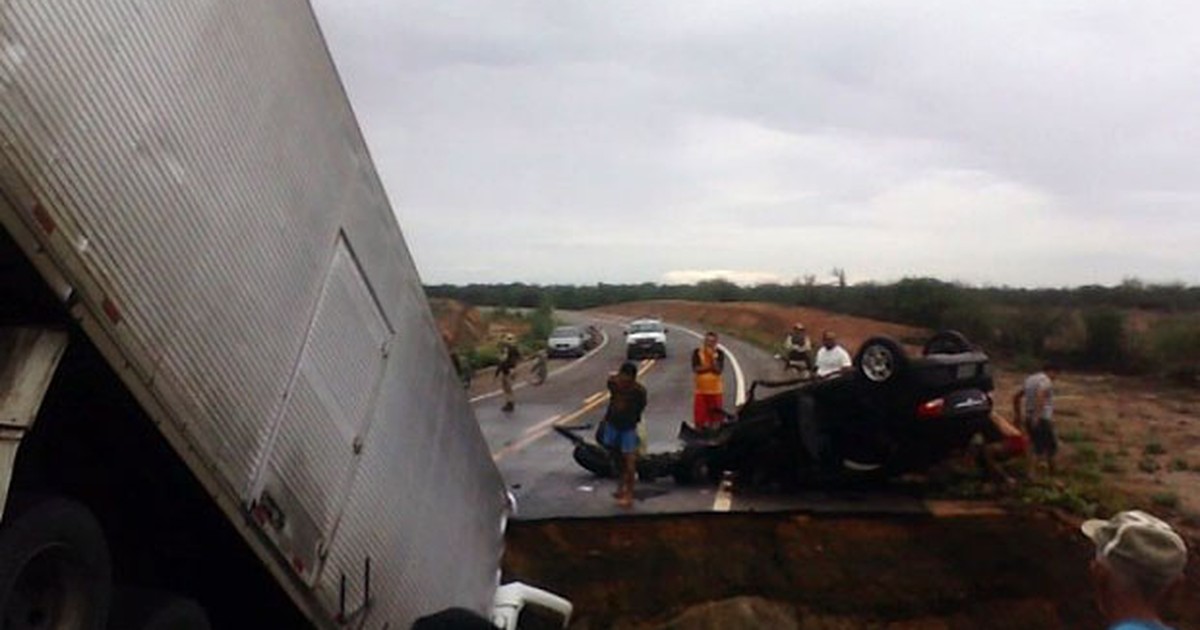 G1 Após Chuva Bueiro Transborda E Abre Cratera Na Br 235 2 Veículos Capotam Notícias Em Bahia