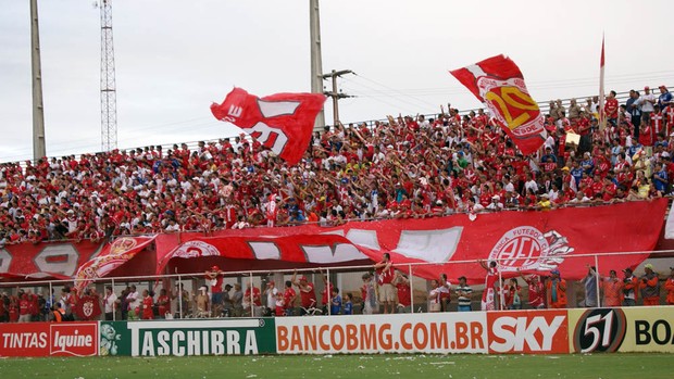 Torcida do América-RN fez a festa no estádio Nazarenão (Foto: Augusto Gomes/GLOBOESPORTE.COM)