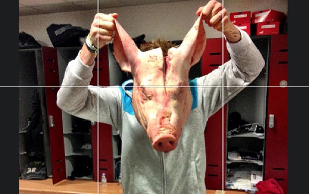 Jogador do Stoke sofre pegadinha com cabeça de porco (Foto: Reprodução)