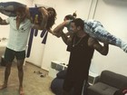 Lucas Lucco e Felipe Titto levantam  atrizes de 'Malhação' em exercício