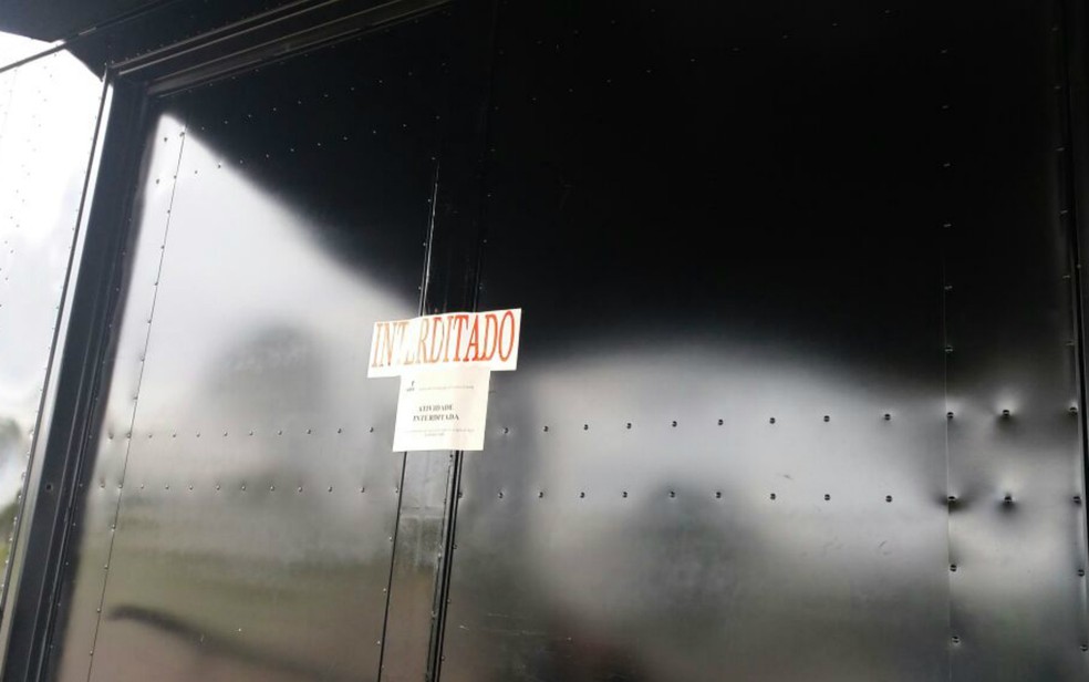 Entrada do Le Cirque Amar com cartaz de interdição afixado pela Agefis (Foto: Agefis/Divulgação)
