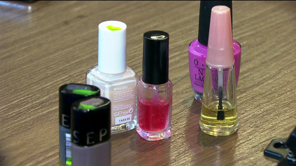 Blitz encontrou esmaltes com validade vencida (Foto: TV Globo/Reprodução)