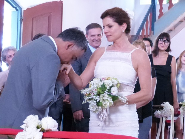 O noivo recebe a futura esposa com um beijo carinhoso (Foto: Marcele Bessa/Gshow)