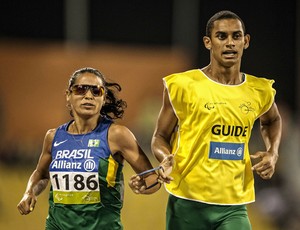 Renata Bazone cruzou a linmha de chegada dos 800m em segundo lugar, mas, após punição de rival, conquistou o ouro no Mundial (Foto: Marcio Rodrigues/MPIX/CPB) Renata Bazone cruzou a linmha de chegada dos 800m em segundo lugar, mas, após punição de rival, conquistou o ouro no Mundial (Foto: Marcio Rodrigues/MPIX/CPB)