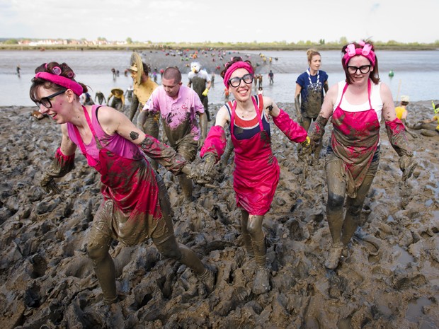 Competidoras participam da corrida na lama no Reino Unido neste domingo (5) (Foto: Leon Neal/AFP)