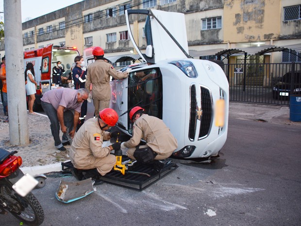 Corpo de Bombeiros ajudou no resgate das vítimas quebrando o para-brisas do táxi envolvido no acidente em João Pessoa (Foto: Walter Paparazzo/G1)