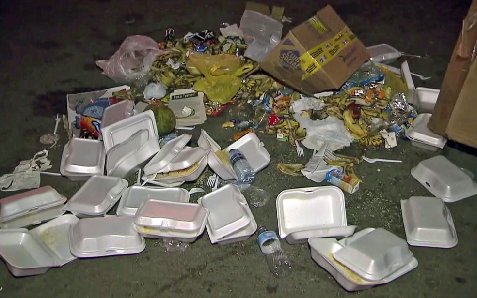 Lixo deixado por manifestantes no Estádio Mané Garrincha  (Foto: TV Globo/Reprodução)