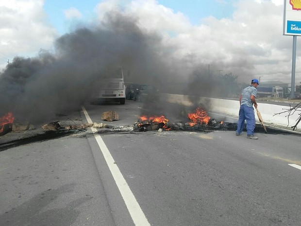 Manifestantes atearam fogo em pneus para interditar o km 134 da BR-232 em Caruaru (Foto: Divulgação/PRF)