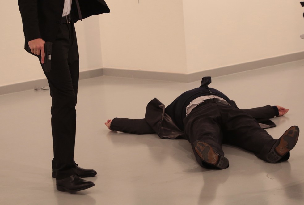 Homem armado atirou contra o embaixador russo na Turquia  (Foto: Burhan Ozbilici/AP Photo)