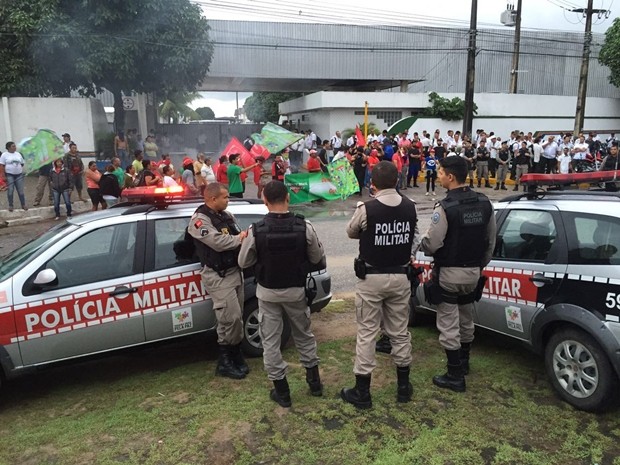 Manifestantes fecharam a entrada de uma das empresas de ônibus de transporte público em João Pessoa, nesta terça-feira (10) (Foto: Walter Paparazzo/G1) Manifestantes fecharam a entrada de uma das empresas de ônibus de transporte público em João Pessoa, nesta terça-feira (10) (Foto: Walter Paparazzo/G1)