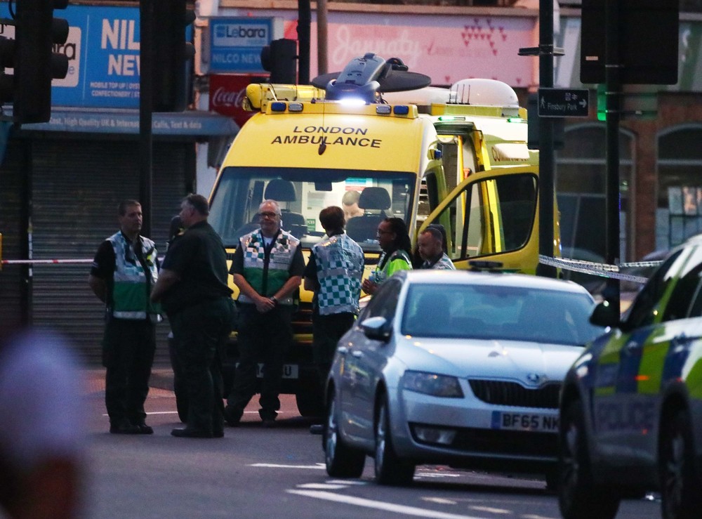 Equipe de emergência no local em que motorista atropelou pessoas com uma van em frente a mesquita (Foto: Neil Hall/Reuters)