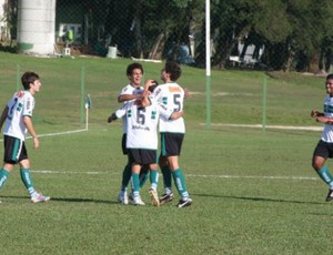 Filipe Ramon, latreal-esquerdo do Coritiba comemora gol ainda nos juniores (Foto: Divulgação / Site oficial do Coritiba)