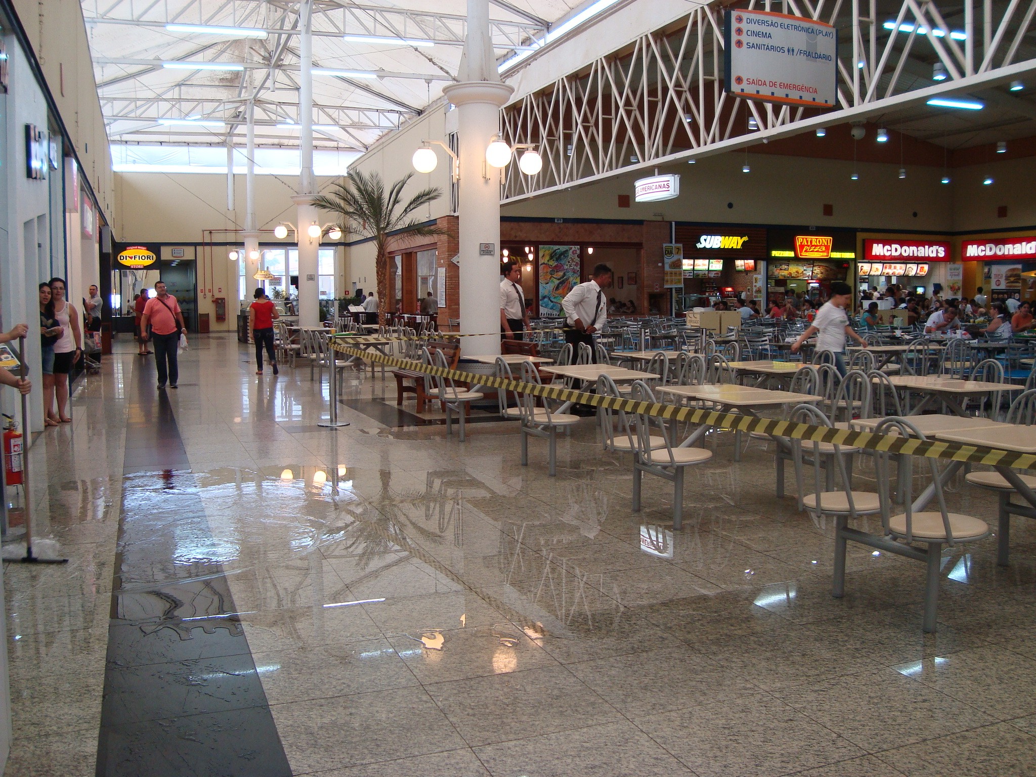 Parte da praça de alimentação do shopping de Itapetininga (SP) precisou ser interditada. (Foto: Gláucia Souza / G1)