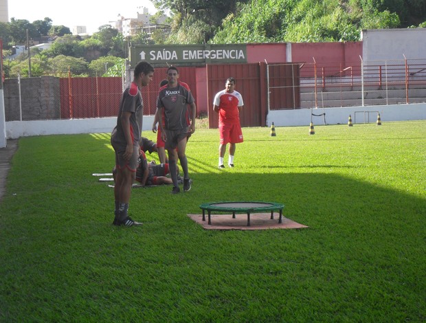 Leston Júnior observando o treino dos jogadores do Guarani-MG no Farião (Foto: Cleber Corrêa)
