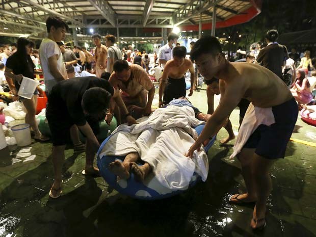 Feridos são socorridos após explosão em parque aquático em Taiwan  (Foto: REUTERS/Wu Chia )