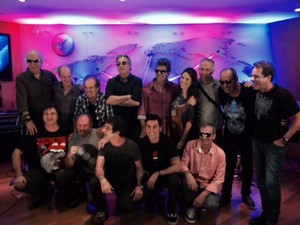 Artistas posam em evento para divulgação de atrações brasileiras do Rock in Rio (Foto: G1)