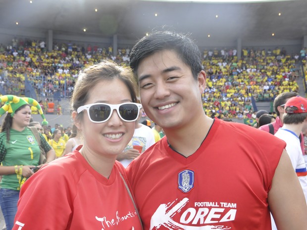 Torcedores coreanos compareceram à Fan Fest em Cuiabá para acompanhar segunda partida do Brasil na Copa. (Foto: Eduarda Fernandes / G1)