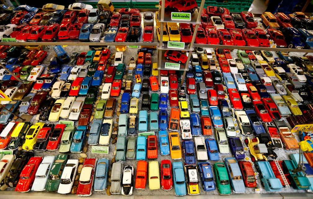 Carrinhos clássicos em miniatura são vistos em Lucerna, na Suíça (Foto: REUTERS/Arnd Wiegmann)