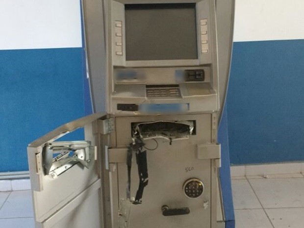 Um total de dez pessoas tentaram explodir o caixa eletrônico, em Xexéu (Foto: Divulgação/Polícia Militar)