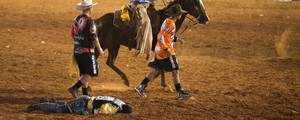 Cowboy sofre traumatismo craniano após queda na arena de Barretos (Érico Andrade/G1)
