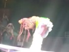 Lady Gaga passa mal e vomita durante show