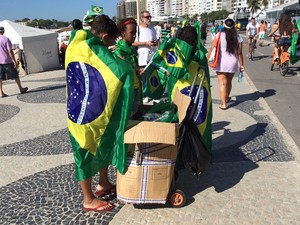 Comerciantes levaram 400 bandeiras para vender durante o protesto (Foto: Henrique Coelho / G1)