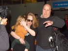Adele evita flashes do filho ao desembarcar nos Estados Unidos