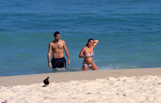 Ricardo Pereira e mulher, Francisca, na praia (Foto: Wallace Barbosa/AgNews)