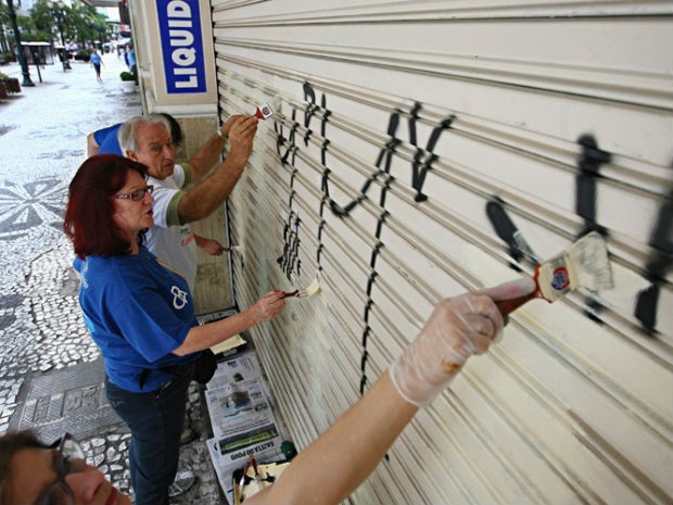 Voluntários pintam as pichações da Boca Maldita, no Centro de Curitiba  (Foto: Divulgação / ACP )