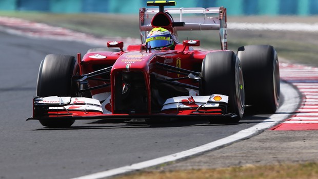 Após toque com Nico Rosberg, Felipe Massa perdeu parte do bico de sua Ferrari (Foto: Getty Images)