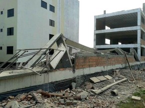 Destroços do desmoronamento de obra (Foto: Adneison Severiano/G1 AM)