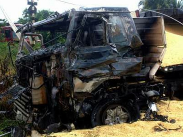 Caminhão pega fogo após ser atingido por trem em rodovia de Goiás (Foto: Divulgação/Corpo de Bombeiros)