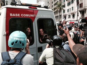 Moradores são retirados em viatura da Polícia Militar durante confronto no Centro de São Paulo após operação de reintegração de posse (Foto: Caio Prestes/G1)