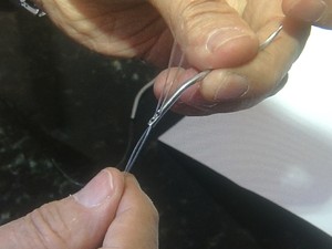 Agulha desenvolvida pelo aposentado já foi aperfeiçoada seis vezes, em Goiânia, Goiás (Foto: Reprodução/TV Anhanguera) Agulha desenvolvida pelo aposentado já foi aperfeiçoada seis vezes, em Goiânia, Goiás (Foto: Reprodução/TV Anhanguera)