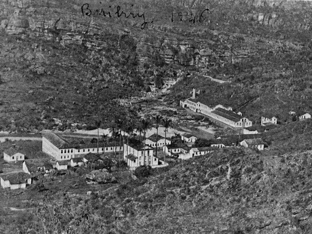 Vista aérea da Vila do Biribiri, em 1946, quando a fábrica ainda funcionava. (Foto: Acervo/Iepha)