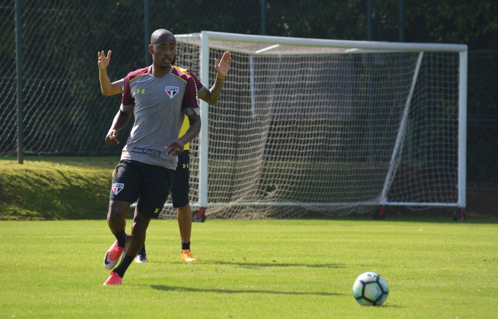 Denilson treina no CT da Barra Funda (Foto: Érico Leonan/ site oficial do SPFC)