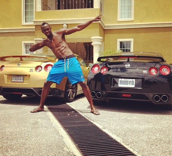 Bolt com os seus dois carros (Foto: Reprodução/Instagram)