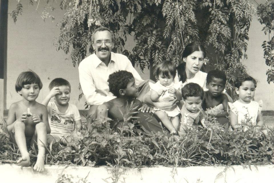 Mara, o marido Primo Augusto, e os filhos ainda crianças em 1990, logo no início da criação do lar assistencial. (Foto: Arquivo pessoal)