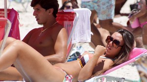 Com o namorado, Nicole Bahls retoca bronzeado em dia de praia no Rio (Carlos Osmar/PhotoRio News)