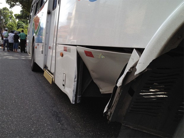 Um acidente deixou o trânsido congestionado no Parque Solon de Lucena, no Centro de João Pessoa, no fim da manhã desta sexta-feira (6). Segundo o agente Cabral, da Superintendência de Mobilidade Urbana (Semob), o condutor de um Corsa não parou na placa de ‘Pare’, batendo em um ônibus que descia a Rua Rodrigues de Carvalho (Foto: Walter Paparazzo/G1)